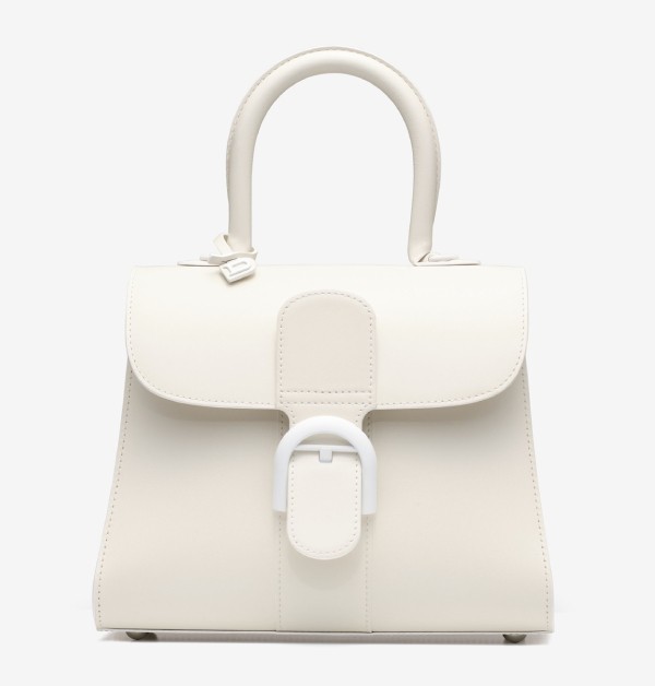 Delvaux「Brillant」系列,乃以優雅輪廓與精緻皮革工藝聞名,是品牌最具代表性的超經典款式。象牙白的柔和色調散發高級感,又能輕鬆融入各種穿搭,是展現品味與質感的完美日常夥伴。