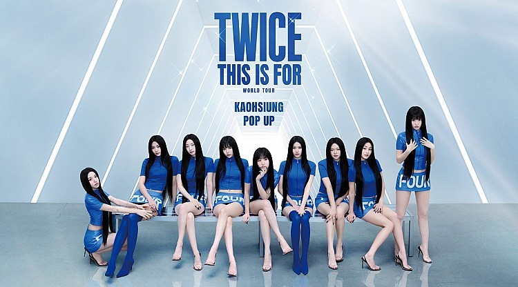 出道至今不斷刷新女團紀錄的 TWICE,今年適逢出道 10 週年,巡迴演唱會「THIS IS FOR」將於 11 月 22、23 日首度登上高雄世運主場館演唱,讓全台 ONCE 期待不已,門票更是一開賣即秒殺,理想國除了驚喜宣佈明年三月將登臺北大巨蛋外,在 11 月 15 日起,將搶先於高雄驚喜祭出限定巡迴快閃店「TWICE WORLD TOUR POP-UP STORE IN KAOHSIUNG」,為 ONCE 帶來最限量的巡迴周邊、時尚單品與精緻收藏品。