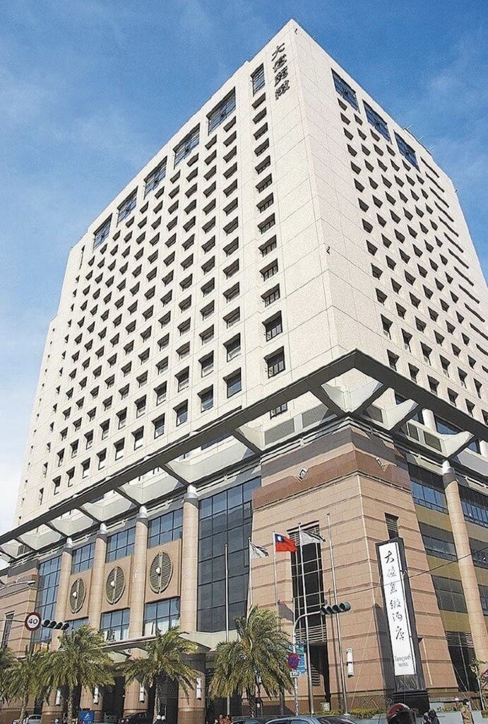希爾頓思麗亞酒店(Signia by Hilton)將進駐台南中西區,接手原閒置許久的大億麗緻酒店,並投入 10 億元進行全面翻修。這將成為該品牌在亞洲的第一間據點,預計 2026 年開幕。飯店總經理表示,台南是該品牌在東亞的首家據點,開幕後將邀請台灣與亞洲旅客體驗融合在地文化的國際服務。未來營運將融入城市特色,打造兼具國際品質與人情溫度的住宿體驗。