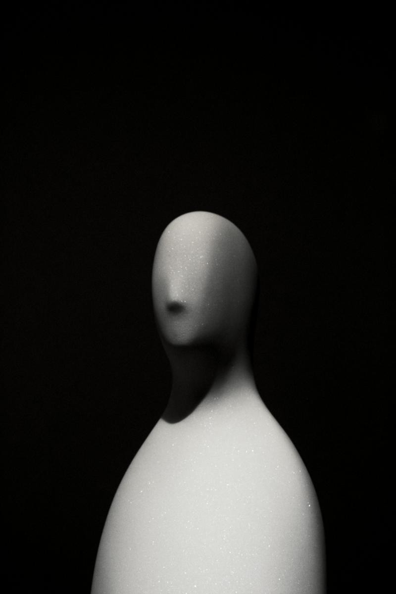 「冒牌者症候群」又稱「冒名頂替症候群」(Impostor Syndrome)、冒名頂替現象(Impostor Phenomenon)或「騙子症候群」(Fraud Syndrome),最早是由臨床心理學家克蘭斯(Pauline R. Clance)與因墨斯(Suzanne A. Imes)於1978年提出。這是一種「成功恐懼症」,即便擁有明確成就,當事人仍覺得那不是自己的功勞,而是運氣、時機或別人看走眼。他們深怕有一天「真相被揭露」,於是陷入焦慮、過度努力與自我否定的循環。心理學家指出,這並非虛榮或謙虛,而是一種源自「自我價值錯位」的心理現象:人們無法將「外界的成就」與「內心的自我形象」對齊。