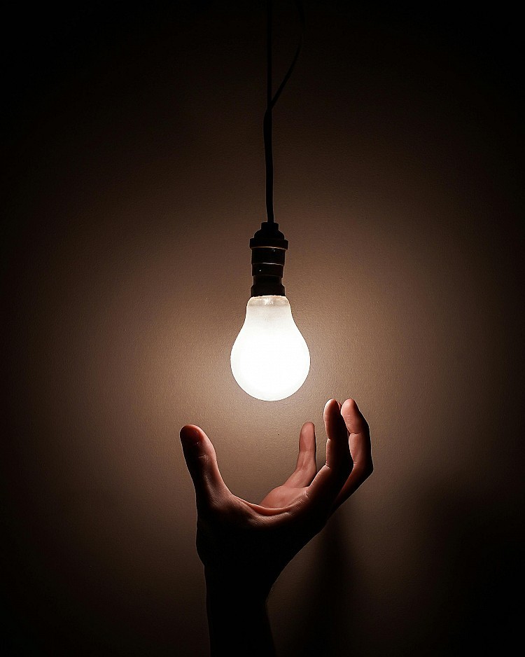 崩潰時最常犯的錯誤,是孤立自己、覺得這是我的事,我自己解決。然而情緒智商高的人懂得人際支持是關鍵。