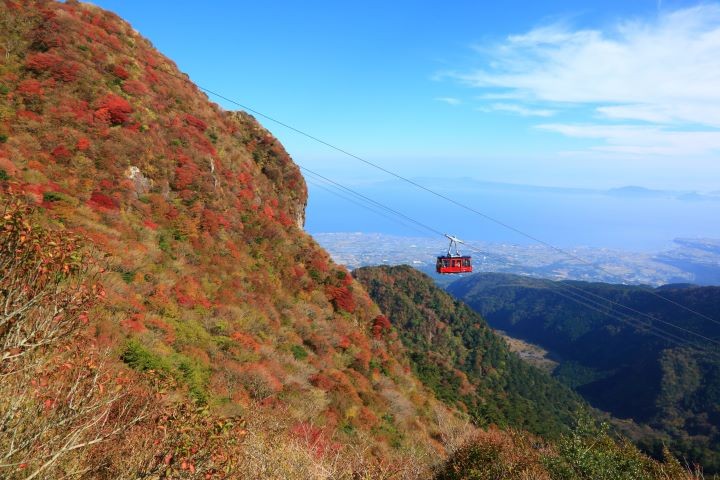 ▲雲仙纜車與紅葉交織的壯麗景色。　圖：（一社）長崎縣觀光聯盟／提供