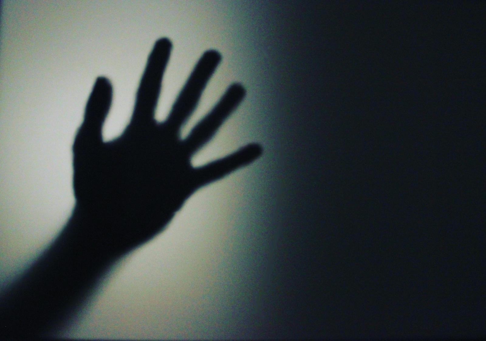 人際關係從來不是單向推動,而是兩個人的節奏、界線與情緒彼此編織出的結果。看完以上這6種令人心累的性格特質,你也許會想到某個熟悉的身影,也可能發現自己偶爾也會落入其中。能夠察覺,就是修復與調整的起點。若我們都願意在日常互動裡稍微放慢語氣、少一點反駁、多一點傾聽,許多原本的摩擦其實都能被軟化。當溝通更溫和、界線更清楚,彼此的相處也能變得輕鬆、自在許多。