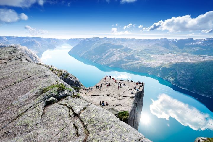 ▲聖壇岩是挪威三大奇岩之一，登頂後可俯瞰峽灣震撼全景。　圖：shutterstock／來源