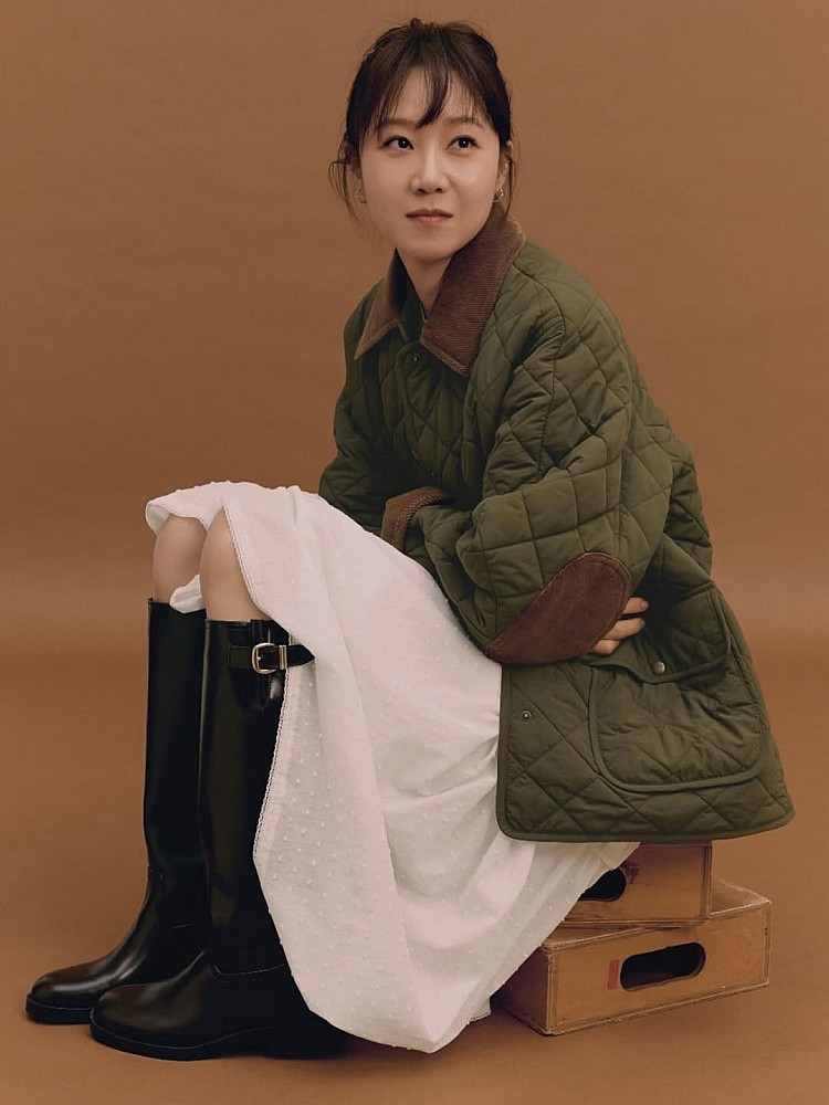 孔孝真以一襲軍綠色絎縫工裝外套登場，喜歡秋冬慵懶質感的女孩們可以參考。