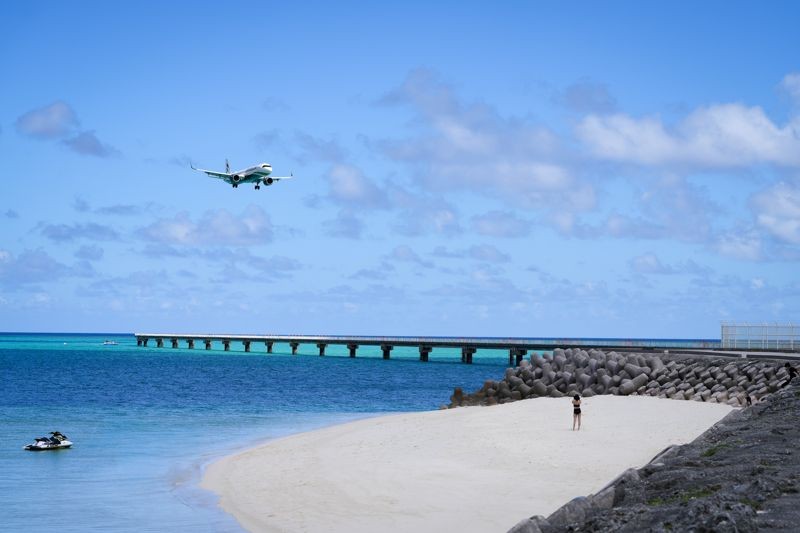 在17END近距離欣賞飛機起降、沿海岸散步拍照或坐在海景咖啡廳享受冬日陽光，都是宮古島特有的慢旅行方式。（星宇航空）