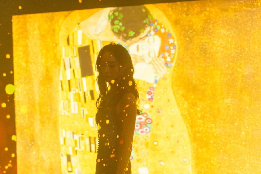 另一個亮點,莫過於沉浸式的藝術空間,透過古斯塔夫・克林姆(Gustav Klimt)的藝術史,結合他的經典畫作《吻》(The Kiss),打造極具詩意的藝術空間。不僅能欣賞作品,也透過多重感官體驗,營造虛實交錯的視覺饗宴,將筆下世界具象化,在眼前鮮活綻放。