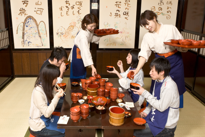 ▲桌上一疊一疊的空碗是「碗子蕎麥麵」的特色。　圖：岩手縣／提供