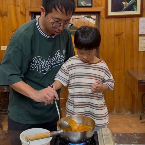 ▲「滾滾一家」到民雄金桔農莊認真地聽老師教學，DIY 熬煮金桔果醬。　圖：嘉義縣文化觀光局／提供