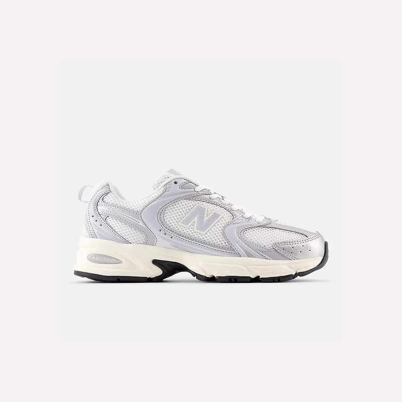 New Balance 530 灰白配色,極簡冷調風格