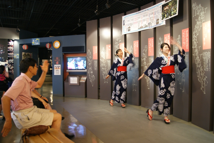 ▲「郡上八幡博覧館」全年度都能欣賞「郡上舞」現場表演，即使不在夏季抵達也能感受郡上舞魅力。　圖：向日遊／提供