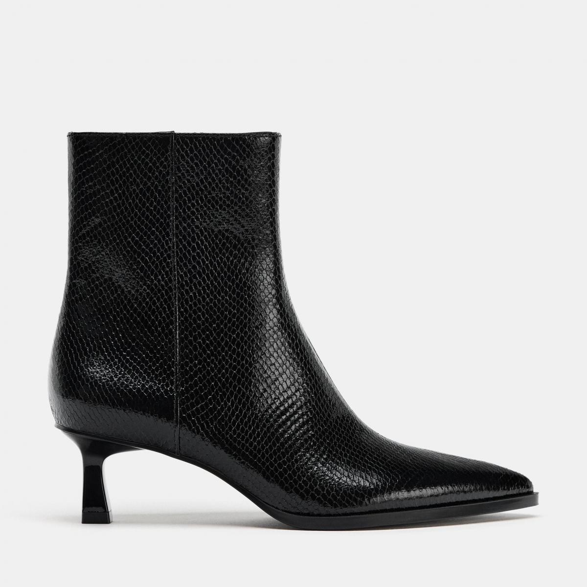 Zara 這雙浮雕中跟踝靴,屬於第一眼低調、第二眼有細節的款式。仿蛇皮浮雕為全黑輪廓增加層次,卻不會過於張揚,對於日常通勤或需要一點氣場的場合特別友善。尖頭設計自然拉長腿部線條,5.5公分的小貓跟高度恰到好處,既有修身效果,又不會讓行走變得吃力。側拉鍊讓穿脫俐落省時,搭配西裝褲、直筒牛仔或長裙都能成立。如果你正在找一雙百搭的黑色跟靴,這雙是安全卻不無聊的選擇。