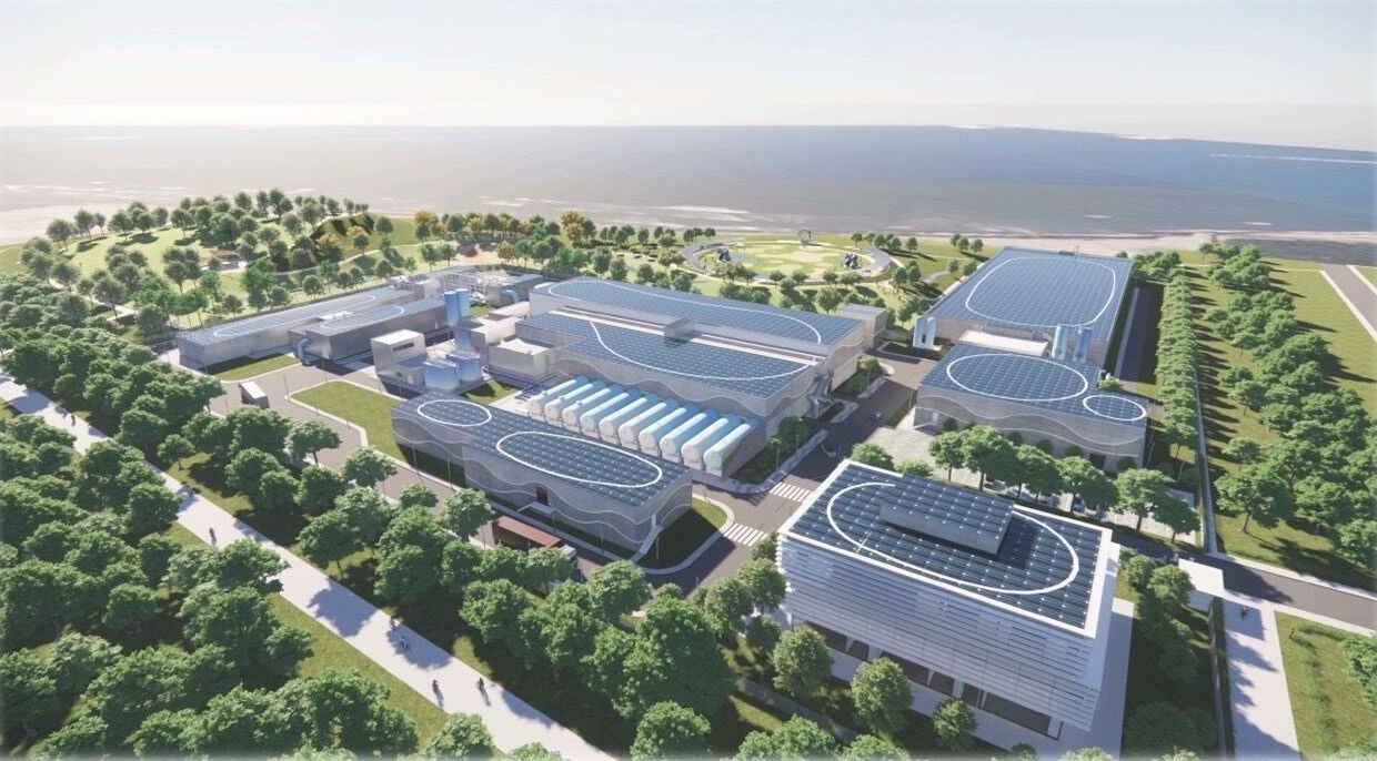 新竹海水淡化廠於今年正式動工，為全台首座國際級大型海水淡化設施。預計於 2027 年完工後，每日可供應 10 萬噸用水，強化新竹地區整體供水穩定性。基地面積逾 10 公頃，包含取水設施、前處理設施、RO 系統及清水池等，總工程經費達新台幣 177 億元。此項建設將作為因應氣候變遷風險的重要備援水源，穩定支援大新竹地區的產業與民生用水。