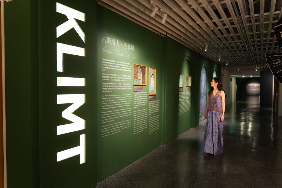 最大的亮點之一,莫過於象徵主義大師古斯塔夫・克林姆(Gustav Klimt)真跡《雨後》(After the Rain)首度來台。這幅作品極少離開維也納美景宮,首次來台,話題性十足。《雨後》屬於克林姆成熟時期的重要風景畫,延續他對自然、光影與生命美感的細膩凝視,近看筆觸更顯動人。