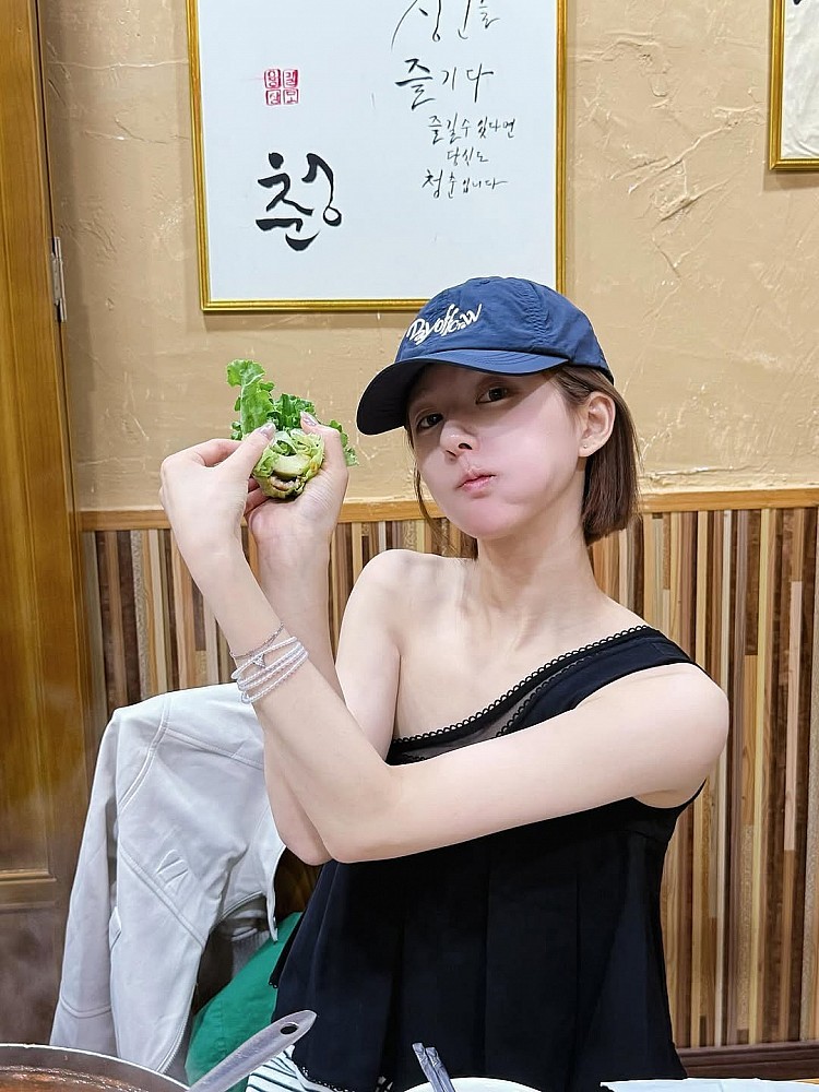 趙露思帽子髮型推薦6:一刀切短髮