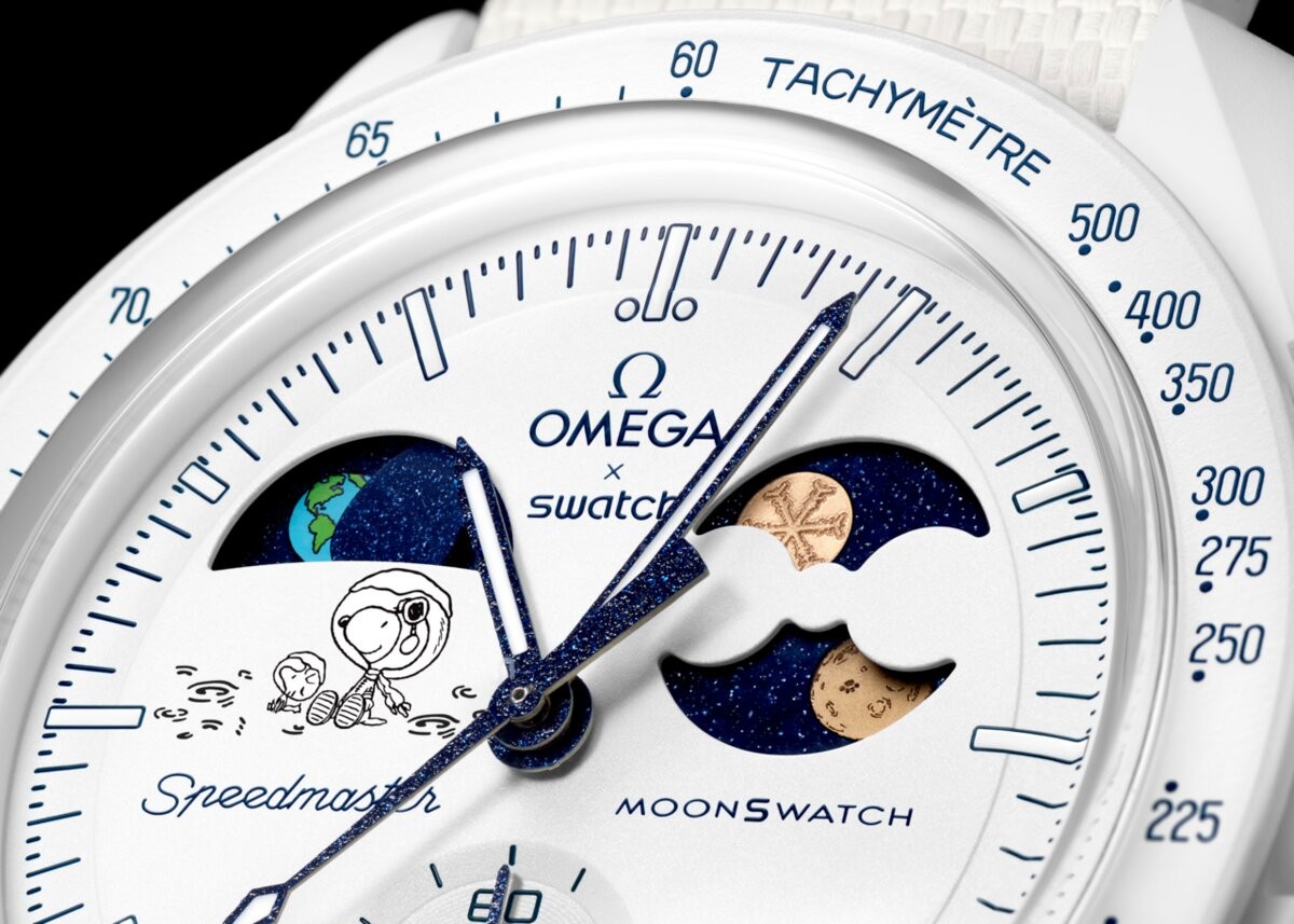 這次的上市方式也相當有趣。官方宣布 Cold Moon 將於2025年12月4日「冷月」滿月當天正式開賣,並於全球所有販售 MoonSwatch 系列的門市上市。從這天開始至2026年春分(3月20日) 都能買到,但有個最浪漫也最「刁鑽」的條件——12月4日之後,只有在瑞士「下雪時」才會開賣。也就是說,店員看到飄雪,才會開賣;沒雪就沒貨。這樣的規則聽起來像藝術行為,但也讓腕錶的稀有程度瞬間提升。對於身在不會下雪國家的錶迷來說,也會滿懷期待地盼望下雪的時刻到來。全新的 Mission to Earthphase-Moonshine Gold「Cold Moon」不只是新品,而是把冬季氣候化為「限時販售條件」的創意之作。