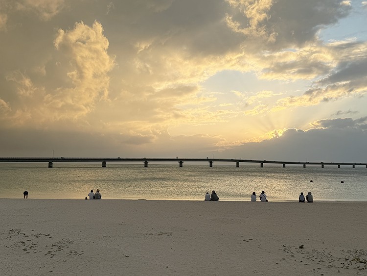 Sunset Beach則適合把時間留給傍晚,夕陽落下時,天空與海水同步染色,才會真正明白什麼叫做「宮古藍」讓人徹底沉浸。