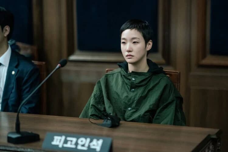 演什麼像什麼的金高銀，即使出道至今出演作品不算多，從《鬼怪》、《小女子》到《破墓》卻堪稱部部經典，這次她在《認罪之罪》更是突破以往戲路，飾演一名擁有反社會人格，且因牙醫夫妻命案服刑的高危囚犯牟恩。