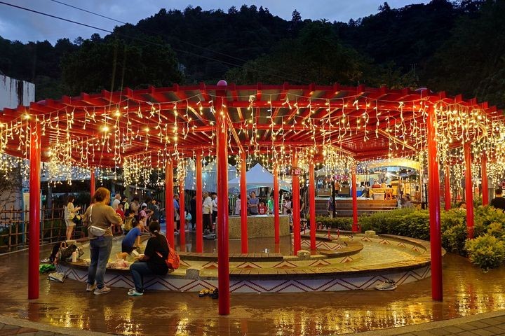 ▲台中谷關溫泉入口以繽紛燈飾妝點。　圖：臺中市政府觀光旅遊局／提供
