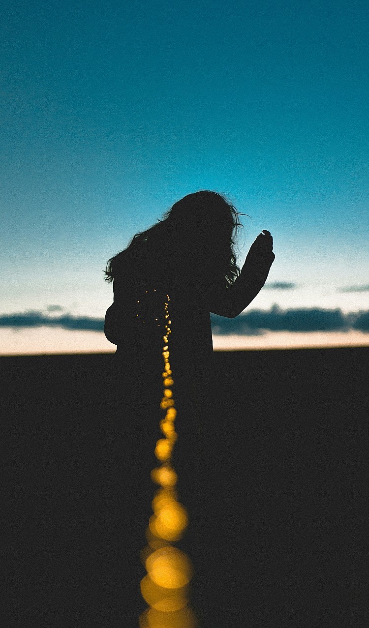 醫師提醒,面對慢性疲勞,第一步不是逼自己撐住,而是暫停錯誤的補救方式。與其靠咖啡、熬夜補進度,不如先回頭檢視三件事:睡眠是否規律、壓力是否長期未被消化、生活節奏是否已超出負荷。