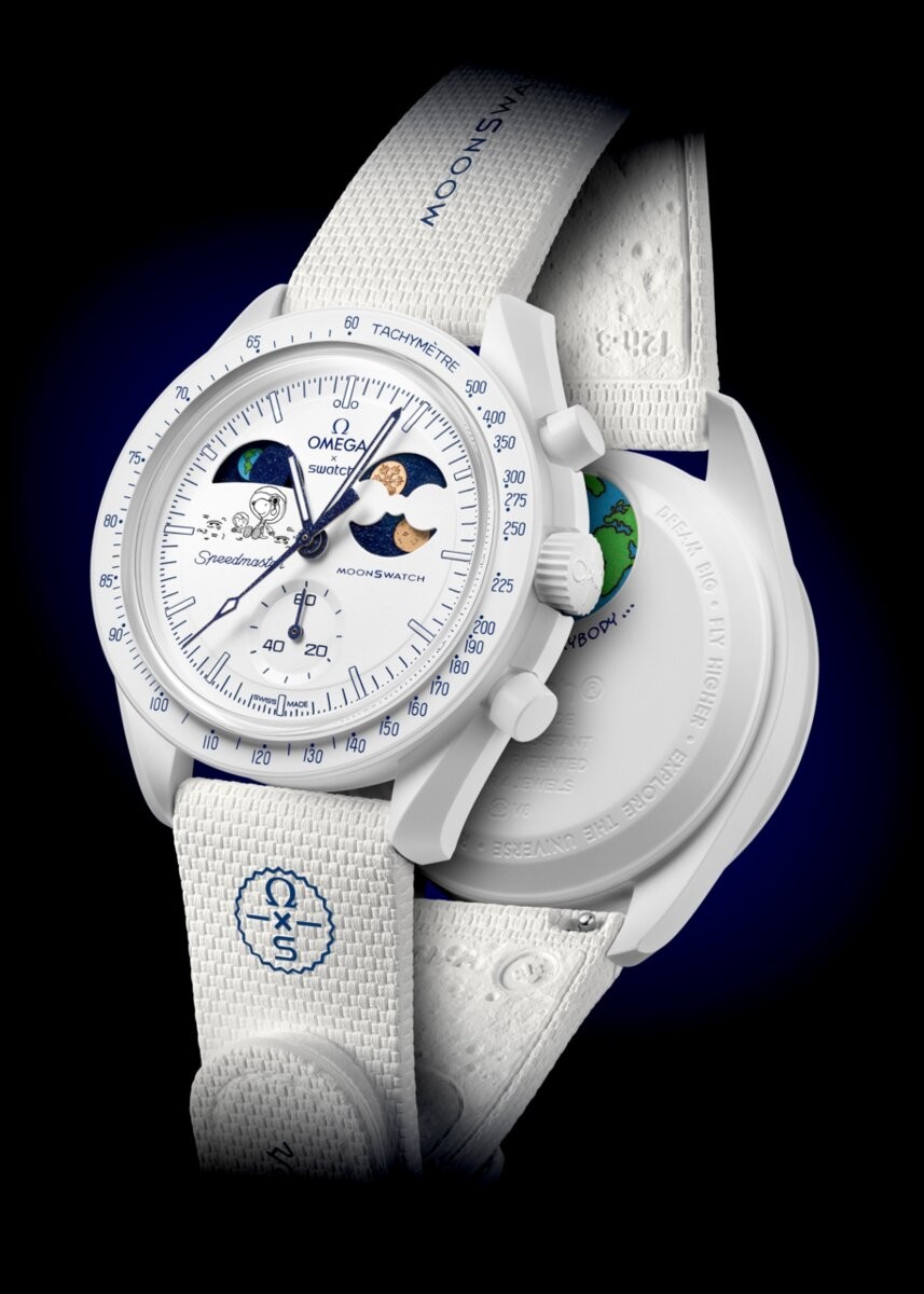 即便是價格親民的 MoonSwatch,Omega 的經典靈魂依然不會缺席。Cold Moon 承襲 Speedmaster Moonwatch 的多項標誌元素——不對稱錶殼線條、內凹式小錶盤、代表傳奇 Speedmaster 的字樣、錶圈上著名的測速計刻度 Dot Over 90(DON)標誌。這些細節讓腕錶在歡樂外型下,仍具備正宗 Speedmaster 的經典味道。錶殼背面刻有任務宣言,象徵探索精神,而電池蓋則以地球為靈感設計,再次呼應此系列對宇宙主題的堅持。白色 Velcro® 錶帶的存在,像是太空人裝備般實用俐落。這些元素加總起來,使 Cold Moon 腕錶成為最具「月球血統」的平價入門選擇之一。