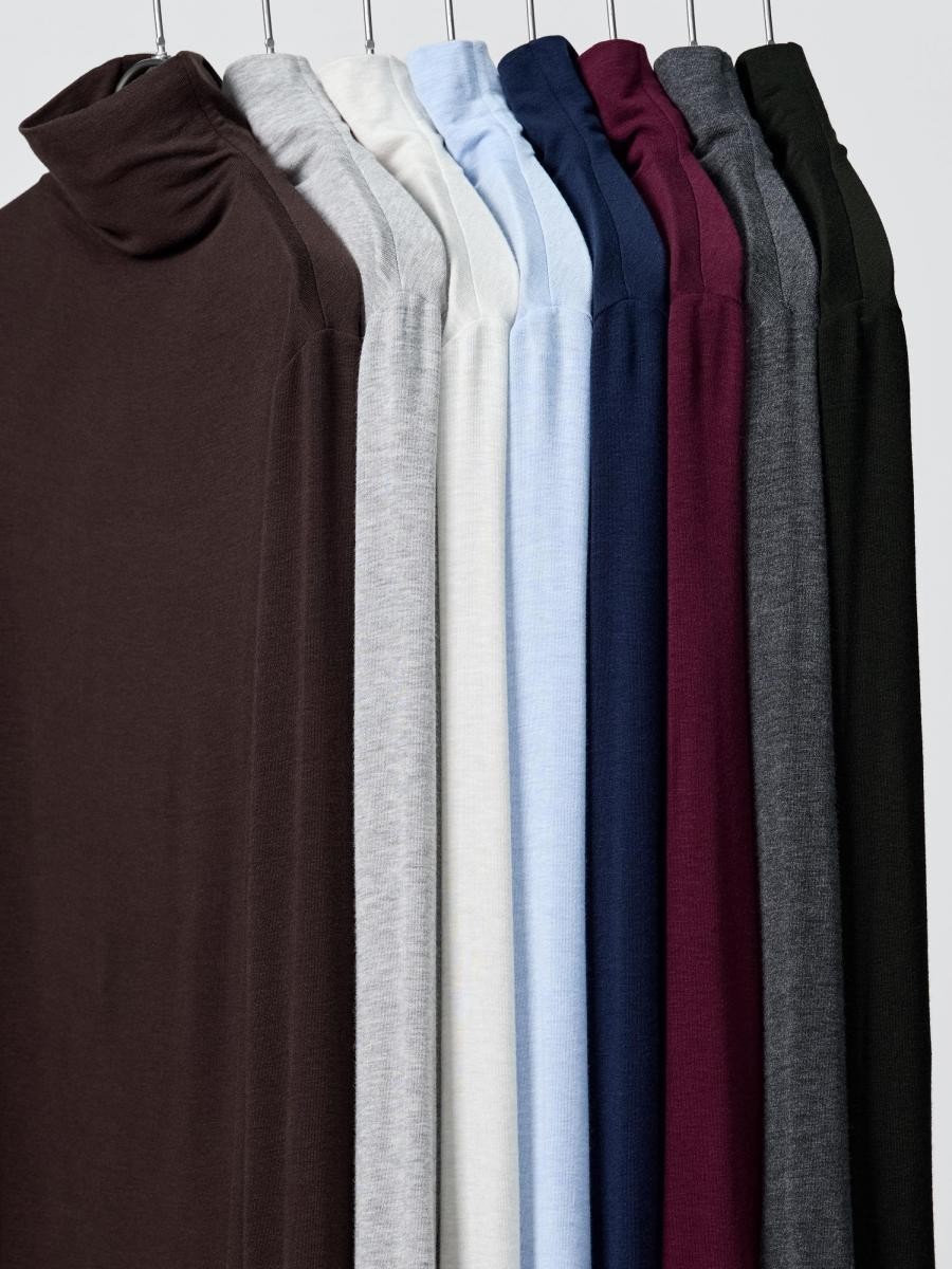 Uniqlo 指出,HEATTECH 發熱衣的保暖效果並非永久不變,而是會隨時間與使用狀況逐漸下降。官方提供了一個簡單的自我檢查方式:查看衣服內側的洗標數字。在洗標上的括號代碼中,第一個數字代表製造年份尾數,第二個數字則代表生產季節。例如「(04-12)」中的「0」表示2020年,「4」代表秋冬季節,意即該件發熱衣為2020年冬季生產。以官方建議的三年為基準,若已超過此時間,即使外觀看起來尚可,也可能因纖維吸濕發熱效率下降,而影響實際保暖度。這並非品質問題,而是功能性布料的正常老化現象。對於高度依賴發熱衣作為日常保暖層的人來說,定期檢視洗標年份,反而是維持體感舒適度的關鍵一步。