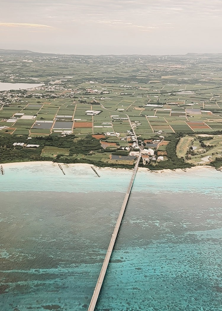 如果把沖繩離島比喻成兩種旅行節奏,宮古島像是一段被藍色包圍的慢拍假期,而石垣島則更接近熱鬧而多層次的島嶼生活。