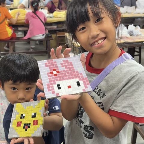▲親子網紅「安安一家」在板陶窯DIY馬賽克拼貼，體驗交趾剪黏工藝魅力。　圖：嘉義縣文化觀光局／提供