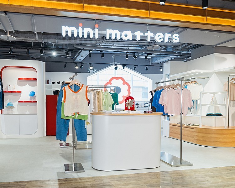 如果你是喜歡極簡中帶點俏皮的女孩,那麼mini matters可以加入你的必逛清單。店舖空間延續這種調性,以淺色木質與大面留白打造出柔和明亮的氛圍,逛起來輕鬆、乾淨,和服裝風格一致。