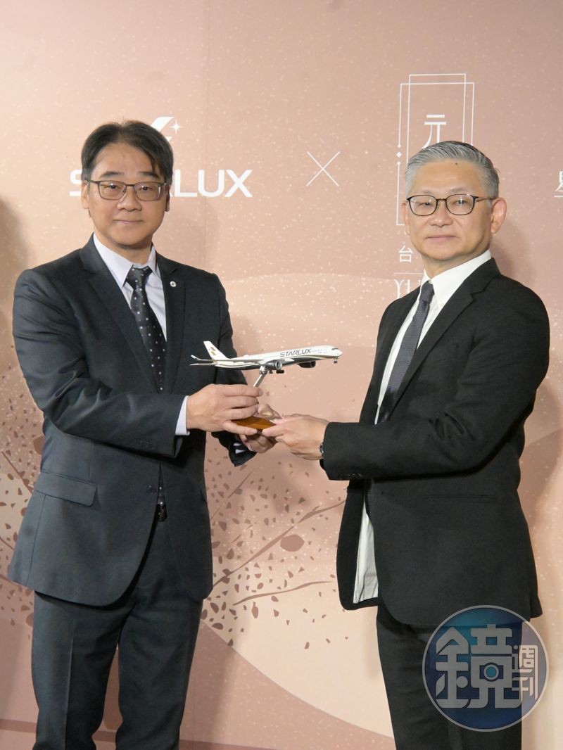 星宇航空公關長梁文龍(左)致贈星宇航空飛機模型予寶元紀企業營運長暨副總經理盛緒平(右)。