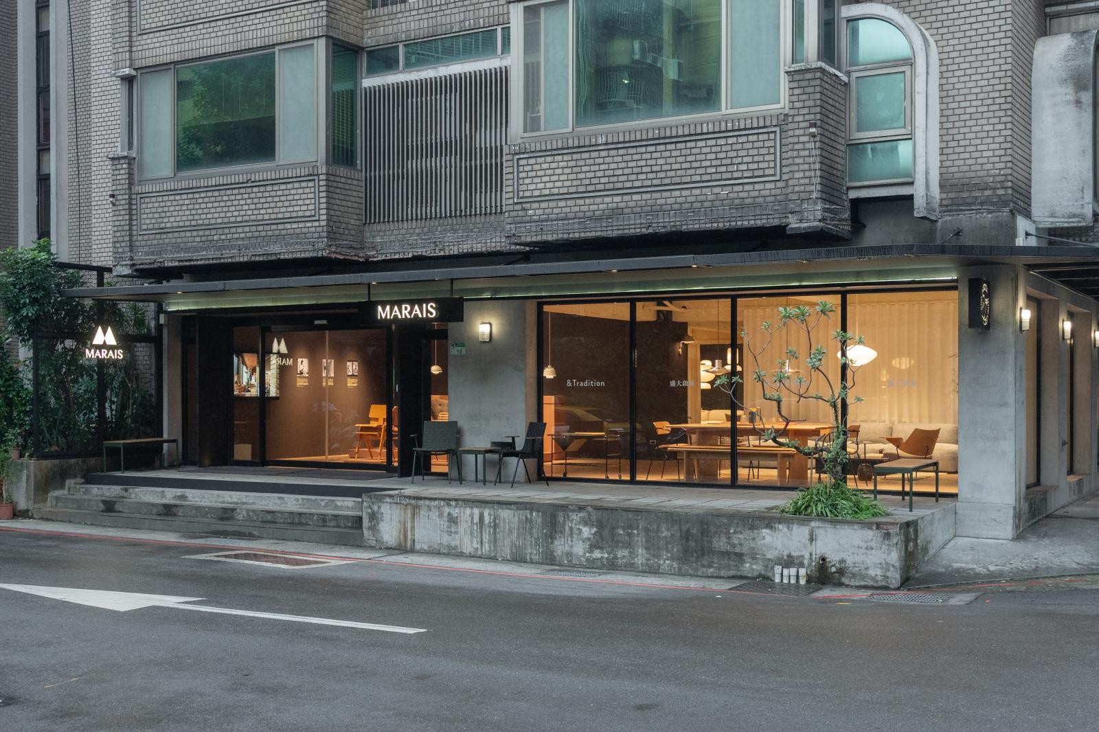 瑪黑家居仁愛店以「一站式居家購物與設計體驗」為核心,收錄超過 50 個歐系家具、燈飾、香氛及生活品牌,讓消費者於單一場域即可完成跨品牌搭配與風格選擇。包括全球指標性的光影設計品牌 Artemide、工業設計史上重要的桌燈品牌 Anglepoise、源自法國植物學家家族的香氛品牌 Maison Louis Marie 等,打造靈感自由流動的空間,形塑更多「家」的可能性。