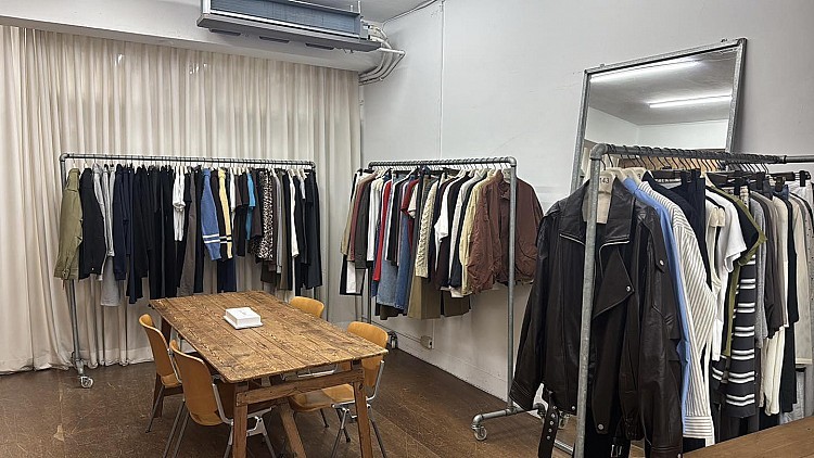 2143藏身於松山區老公寓二樓的空間,入口低調卻極具個性,推門上樓彷彿走進熟識造型師的私人工作室,逛起來更自在。