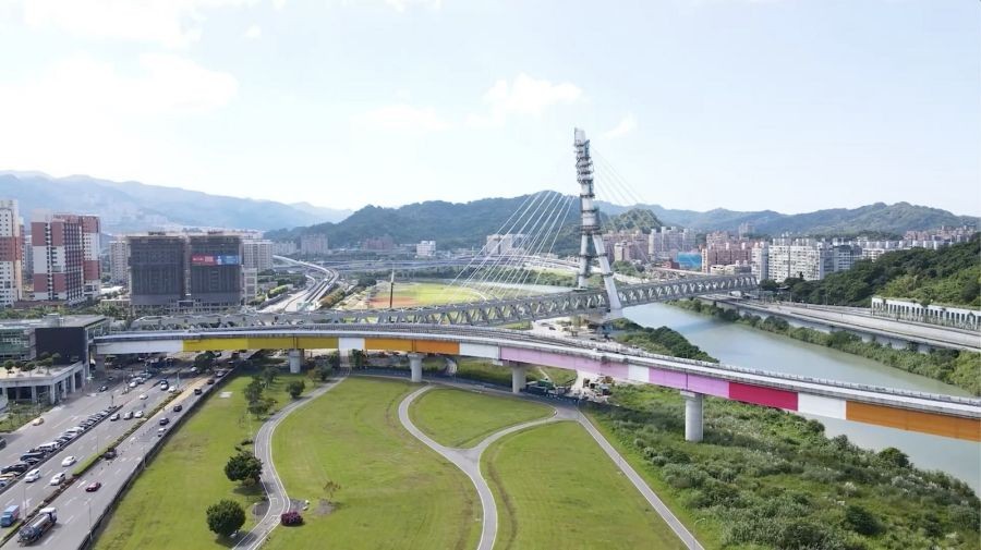 值得一提的是,基隆捷運第一階段預計於 2033 年完工,不僅將提供基隆、汐止、南港之間更便捷的軌道運輸,也將透過串連台北捷運板南線(藍線),讓北台灣的通勤與生活圈更加緊密。未來從基隆出發,可一路經南港銜接藍線,直達台北車站、西門與板橋,打造更完整的東西向交通動脈。