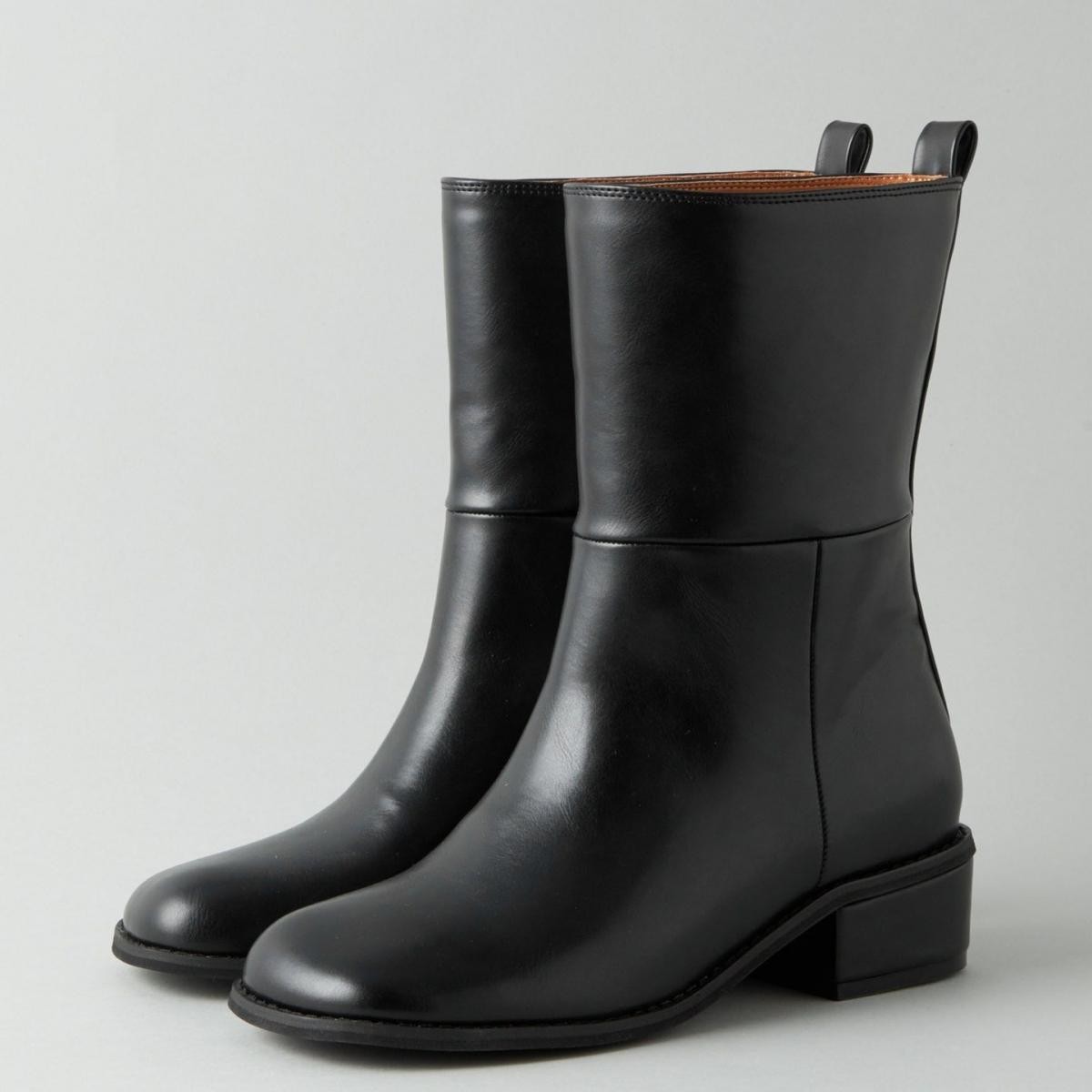 由 United Arrows 於2021秋冬季節推出的新品牌 CITEN,這雙寬版方頭短靴,帶有濃厚的日系極簡氣質。方頭輪廓讓整體造型更有設計感,卻不流於浮誇,筒口刻意保留空間,搭配裙裝或寬褲都能自然銜接。低跟設計讓行走穩定,是適合日常長時間穿著的款式。這雙靴子的魅力在於比例與細節的耐看程度,如果你偏好簡約、注重剪裁與穿著感受,這雙絕對適合你。