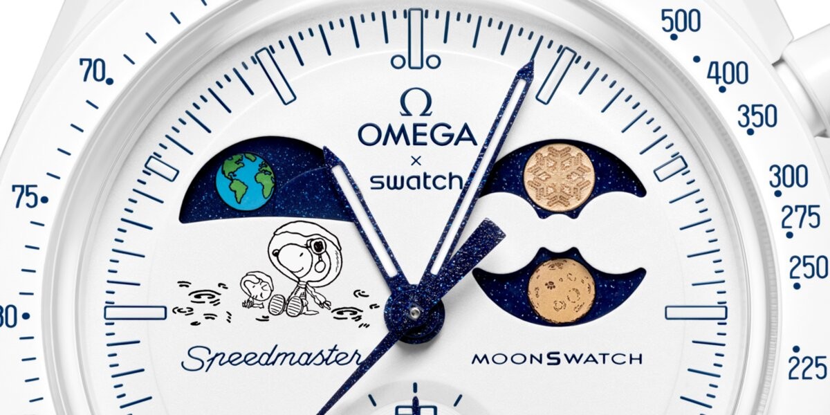 Cold Moon 延續系列標誌性的雙輪滿月設計,搭配 Omega 採用的 Moonshine™ Gold 月相塗層,在深藍色月相盤上呈現既柔和又內斂的金色光澤。深藍背景宛如冬季最清冷的夜空,而兩輪金色滿月則在其間閃爍,如同雪夜裡破雲而出的月亮。品牌也延續 MoonSwatch 一貫的宇宙語彙:背景星點、地相顯示、深藍光影,讓整只錶在視覺上多了層次與故事性。對習慣看月相錶的玩家來說,加入 Reverse 方向運轉的地相顯示更添科幻感——這是一款能「從地球看月亮」,也能「從月球看地球」的設計,把天文浪漫濃縮在 42mm 裡。