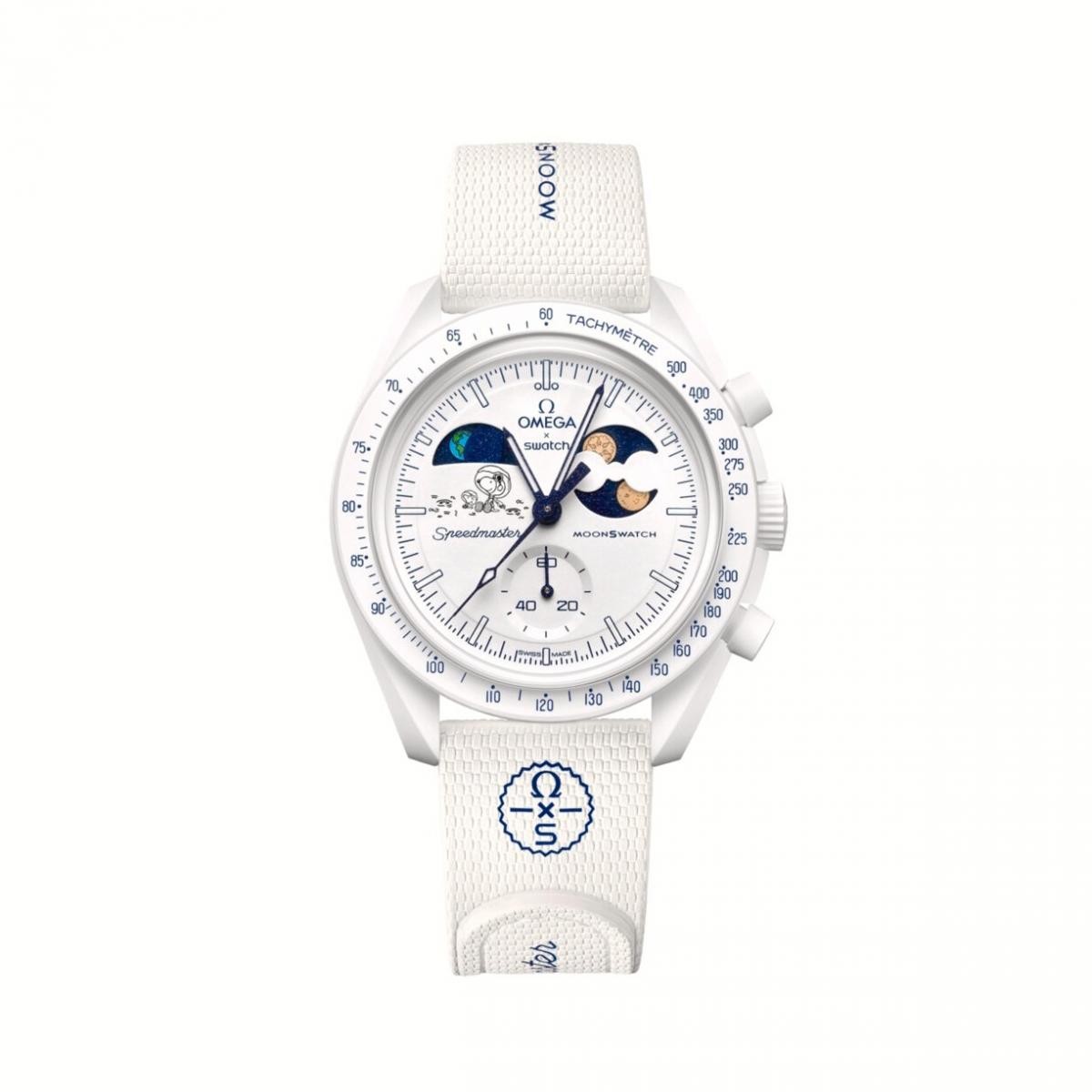 Cold Moon 延續全系列採用 Swatch 專利 Bioceramic 生物陶瓷,由天然蓖麻油混合陶瓷製成,不只環保、輕量,也比一般陶瓷多了幾分溫潤。尤其是冬天,金屬錶殼容易冰手,但 Bioceramic 卻能保持溫度,不會因低溫而讓佩戴者感到不適。此外,白色 Bioceramic 的質感非常「清透」,在自然光下會呈現霧面陶瓷般的微反射,讓同色系的白色 Velcro® 魔鬼氈錶帶更具一致性。整只錶戴起來沒有重量負擔,卻能呈現 Snow Edition 的視覺衝擊。這種材質科技,也是 Swatch 能持續玩出宇宙、星球、季節限定版本的原因之一。