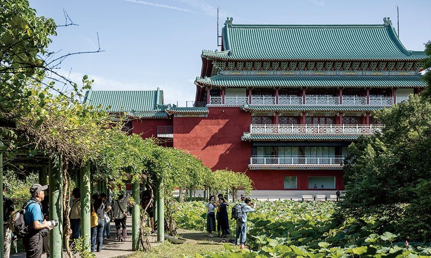 年底藝文盛事再添一筆!國立歷史博物館首次攜手維也納美景宮,推出重量級展覽《綻放 維也納美景宮百年花繪名作展》,橫跨兩百年的歐洲藝術史、集結 60 幅維也納美景宮珍貴花卉名作,更迎來象徵主義巨匠克林姆(Gustav Klimt)真跡《雨後》(After the Rain)首次抵台。