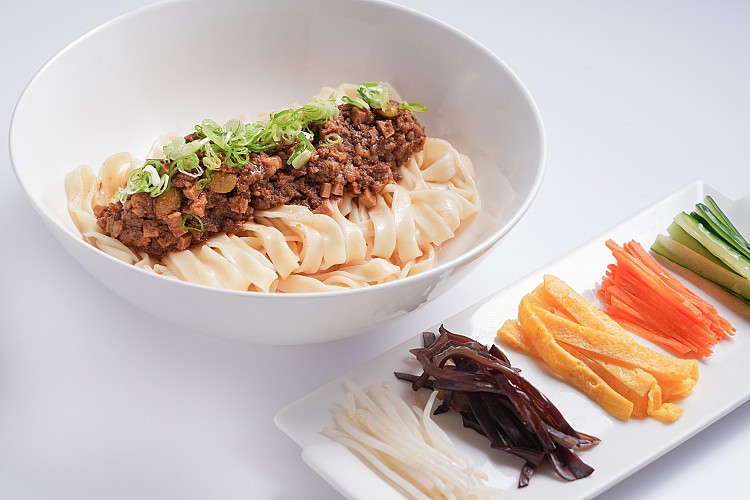 「炸醬麵」則展現截然不同的性格,肉醬濃郁卻不膩口,五種配料讓口感更有變化,醬香與麵體取得恰好的平衡,熟悉卻不老派。
