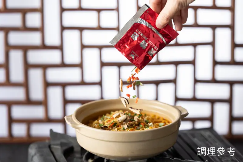 ▲香菇吸飽湯汁後，每一口都散發濃郁鮮香，與辣湯完美融合。（圖／NOWNEWS攝）