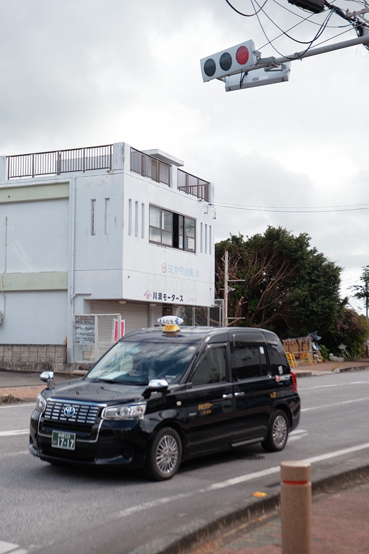 島上雖設有公車系統,但班次稀少、等候時間長,對行程安排彈性不高,實際使用率偏低。