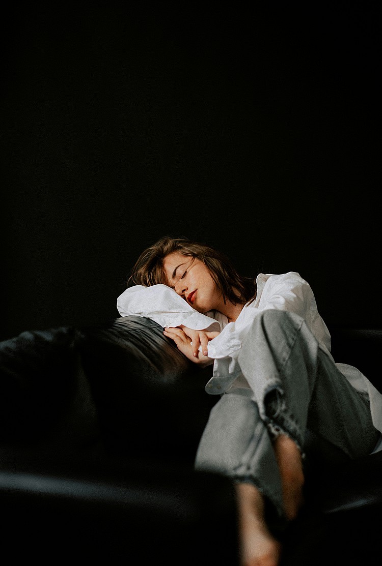 正常的疲勞在充足睡眠後會改善,但慢性疲勞的特徵之一,是即使睡滿七到八小時,醒來仍感到昏沉、頭重或無法集中精神。