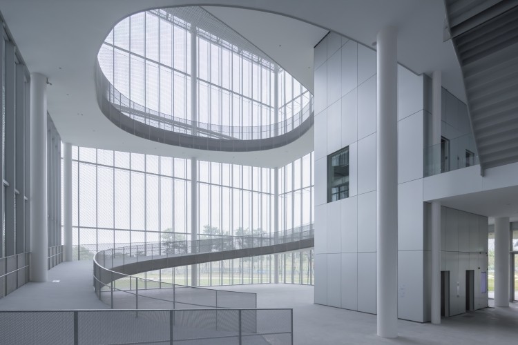 臺中綠美圖是全台首座結合「市立美術館」與「市立圖書館」全新藝文地標，坐落於中央公園 67 公頃綠地之中，由普立茲克獎得主 SANAA 建築師妹島和世與西澤立衛設計。