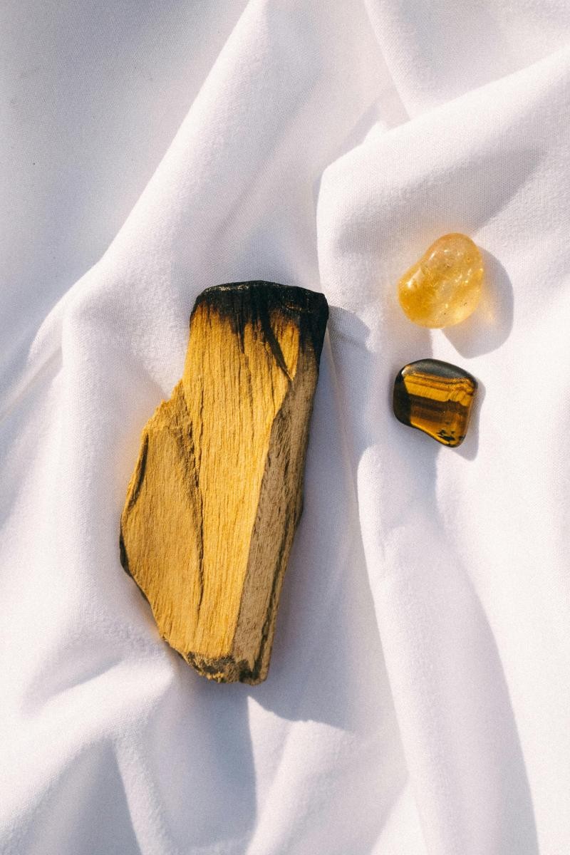 在風水與能量療癒的脈絡中，招財小物與水晶多被視為調整空間狀態的輔助媒介。其中，黃水晶常被賦予穩定財流、凝聚行動力的象徵意涵，被認為有助於改善停滯的能量場，讓整體空間呈現更積極、流動的狀態。除了水晶之外，像是貔貅等神獸，在民俗信仰中也被視為具有守財、聚財與庇佑的意義。實務上，多數風水師都會提醒，關鍵不在於擺得多，而在於是否放在合適位置、是否定期清理與淨化，讓象徵能量保持純淨而集中。