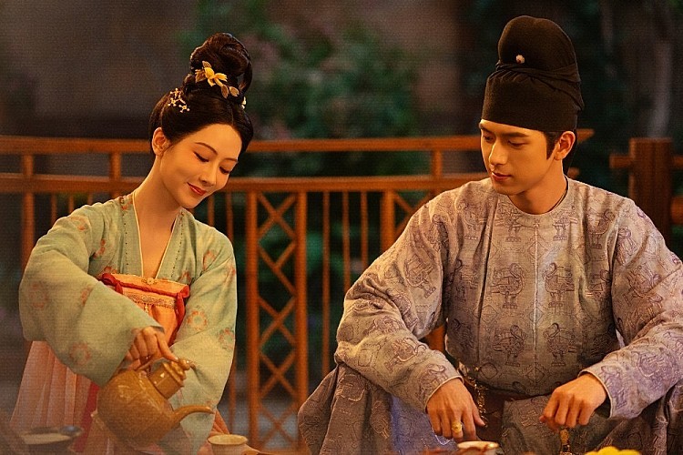 由楊紫與李現這對高顏值組合二搭演出的《國色芳華》可以說開播前就引起各方關注，故事以唐朝為背景，講述了商賈之女何惟芳（楊紫飾演）攜手雅冠長安的投資人蔣長揚（李現飾演），在這個繁華盛事經商所發展出的愛情故事。
