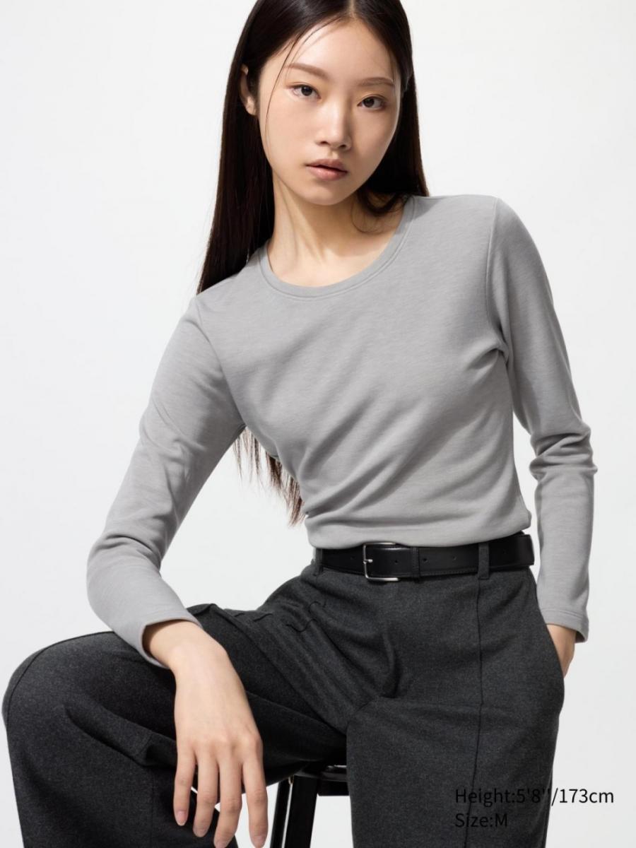 以保暖為訴求的 Heattech 系列單品，是 Uniqlo 熱賣的品項之一！這款與許瑋甯同款的「Heattech超極暖圓領長袖T恤」以可穿的版型設計打破過去發熱衣給人的印象，具有時裝感的特性，能滿足日常的穿搭需求。