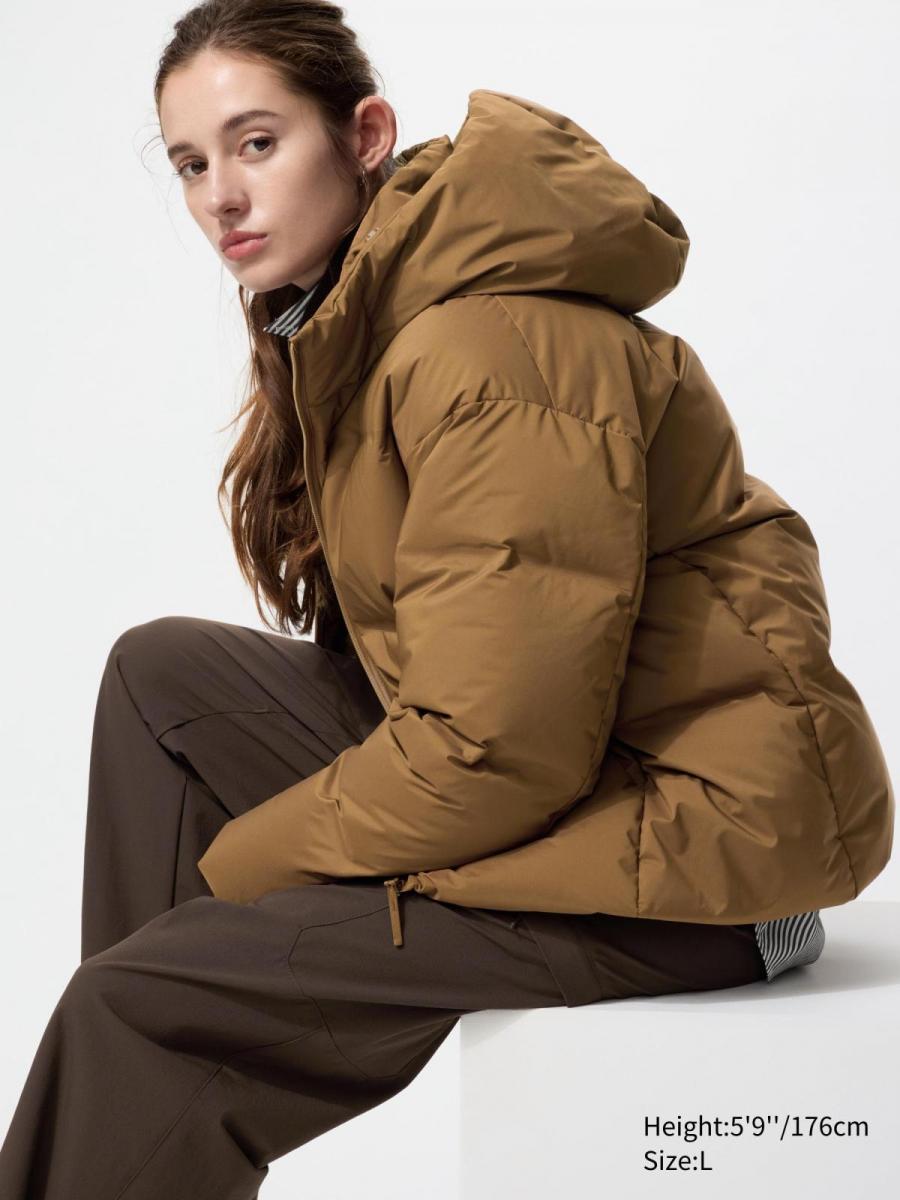 秋冬必備的羽絨外套，Uniqlo 以親民的售價加上時髦的版型收服消費者的心！這款名為「無縫羽絨連帽外套」可防潑水的特性，加上在拉鍊上擁有防風條加工的特性，讓它擁有強大的保暖效果，據悉就算赴雪地旅行，亦有極佳的抗寒效果