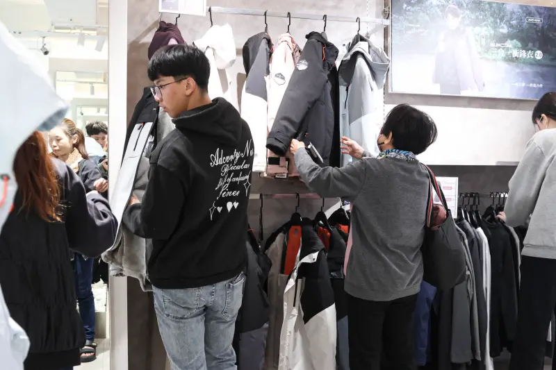 ▲許多寒冷國家都有室內暖氣,穿太多反而不舒服,建議先了解該地氣候與習慣,再決定如何攜帶衣物。(圖/記者朱永強攝)