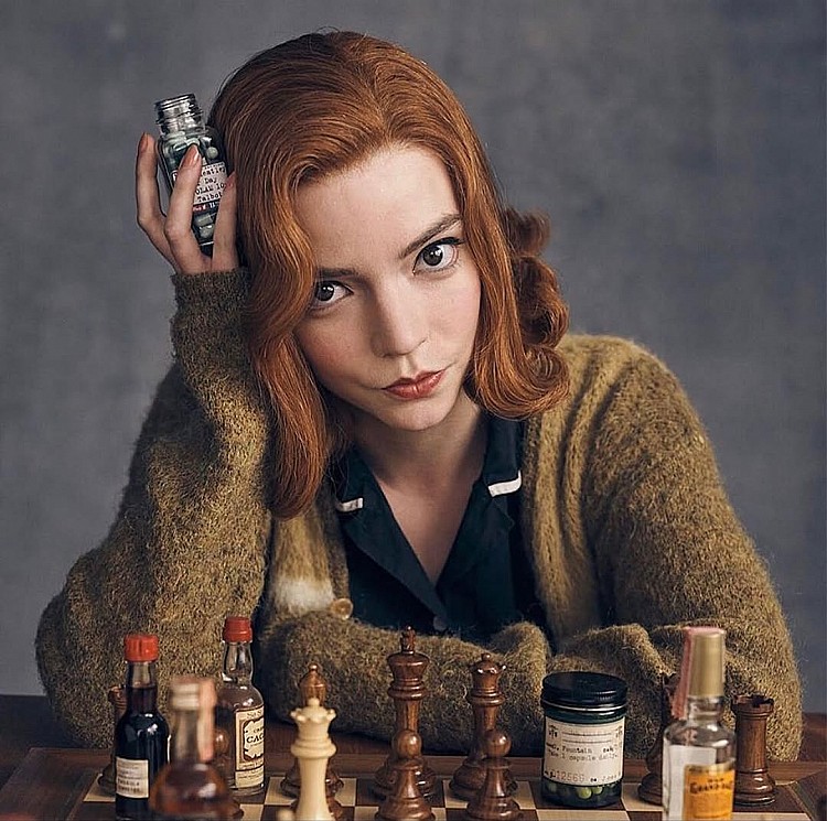 《后翼棄兵》裡高度自律、情緒內收的西洋棋天才 Beth Harmon