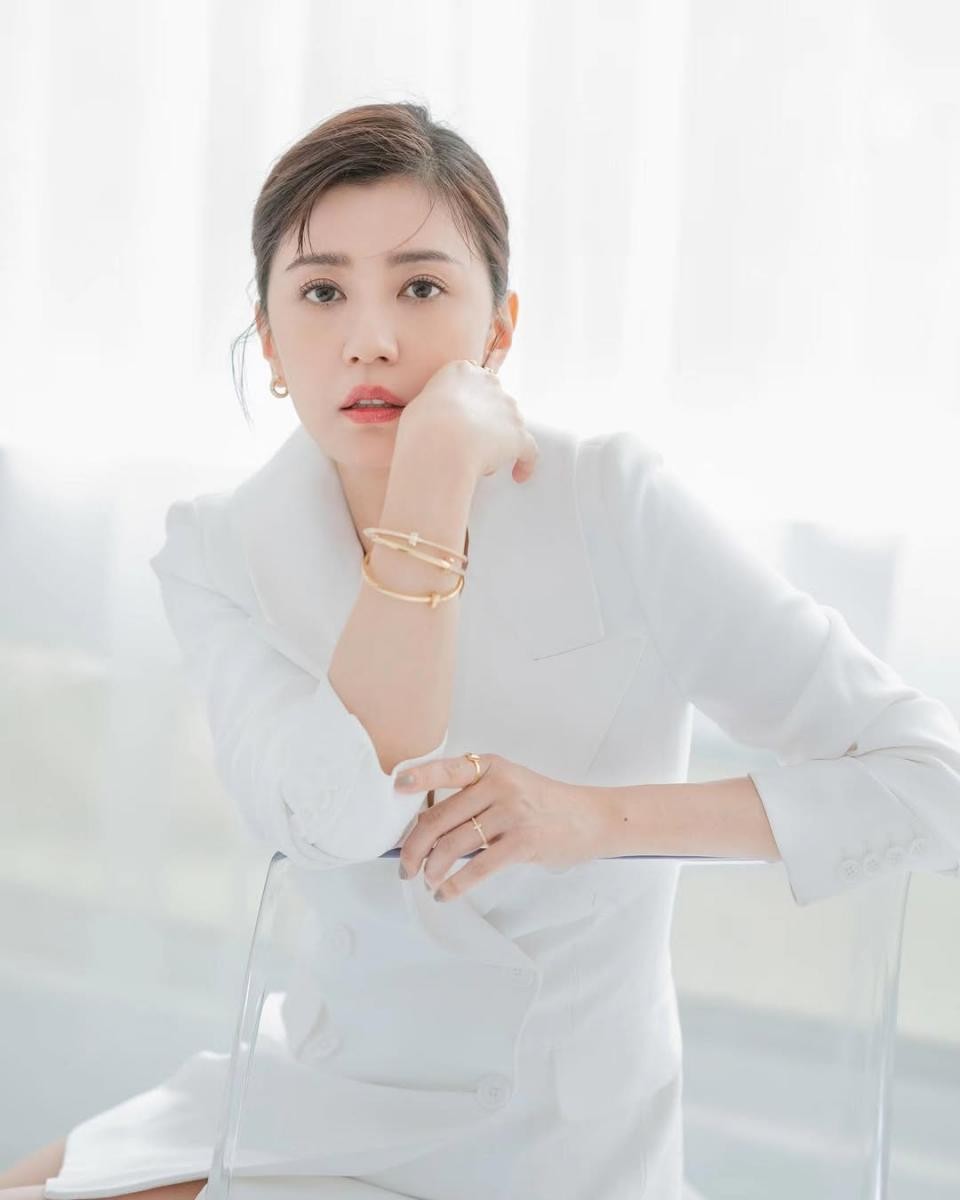 全白西裝套裝本身就極度考驗氣質,一不小心就容易顯得過於正式或距離感十足,但賈靜雯巧妙地用珠寶替造型注入溫度。她選擇以 Tiffany & Co. 的高級珠寶作為點綴,溫潤的金屬光澤在白色布料映襯下顯得格外柔和,也讓整體視覺多了一層層次。金色不張揚,卻能自然提亮膚色,讓全白造型看起來更有精神。這樣的搭配不靠繁複設計取勝,而是以簡潔線條與質感珠寶完成收尾,成熟卻不顯老,反而流露出一種從容而自信的減齡魅力。