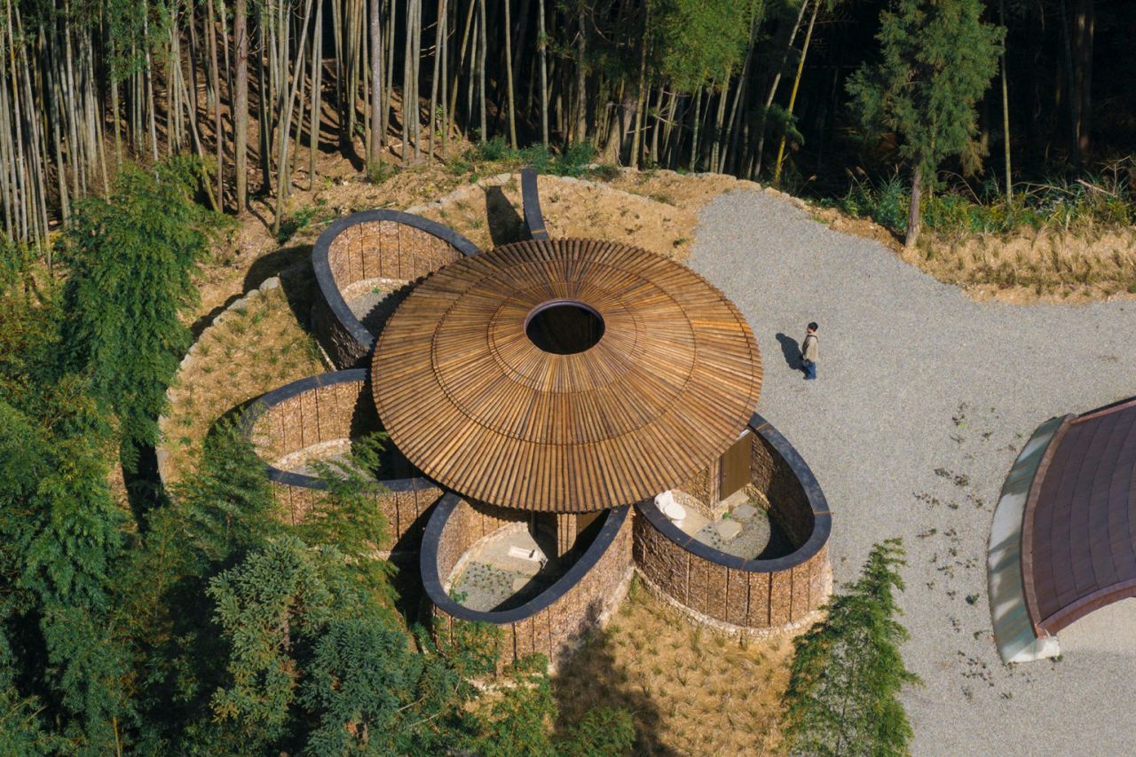 石壁休閒遊憩區為全台首座森林療癒基地,並獲得台大實驗林團隊長時間監測與研究的認可。在「大藏規劃設計有限公司」與「常民居構築工程有限公司」的共同建構下,園區劃分為大眾區與寂靜區:大眾區提供一般遊客使用;寂靜區則營造較為靜態的內在探索空間,成為現代人遠離喧囂的療癒旅行景點之一。園區鼓勵遊客透過與自然環境的連結,反思並梳理內心深層的情感。